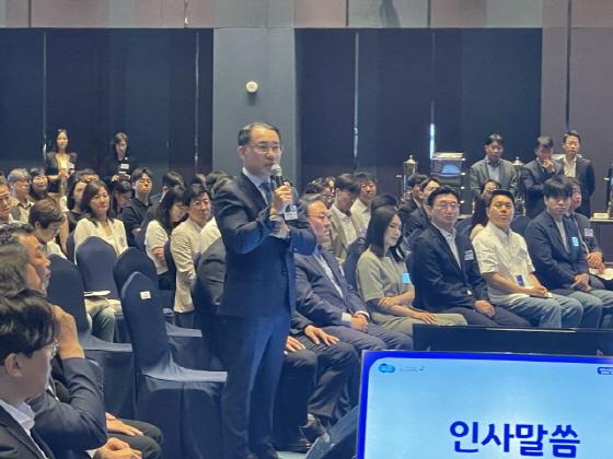 NSP통신-19일 김선영 경기도의회 경제노동위원회 부위원장이 수원 라마다프라자호텔에서 열린 주4.5일제 시범사업 참여기업 업무협약 및 타운홀 미팅에서 인사말을 하는 모습. (사진 = 경기도의회)