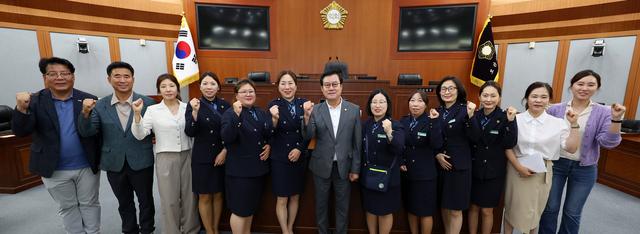 NSP통신-20일 이상복 오산시의회 의장(왼쪽 일곱번째)기 시의원 및 오산경찰서 녹색어머니연합회 관계자들이 기념촬영을 하고 있다. (사진 = 오산시의회)