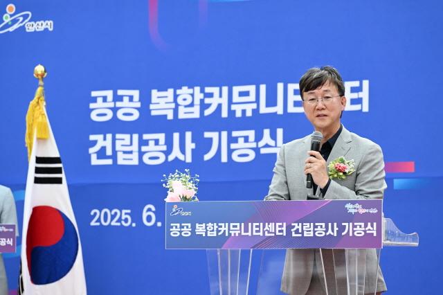 NSP통신-19일 이민근 안산시장이 공공 복합커뮤니티센터 건립 공사 기공식에서 인사말을 하고 있다. (사진 = 안산시)