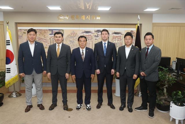 NSP통신-20일 이재식 수원시의회 의장(왼쪽 세번째)과 시의원 및 카자흐스탄 잠빌주의 타마벡 부지사가 기념촬영을 하고 있다. (사진 = 수원시의회)