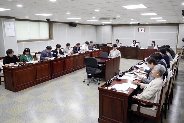 NSP통신-20일 수원시의회 예산결산특별위원회 예산안을 심사 하고 있다. (사진 = 수원시의회)