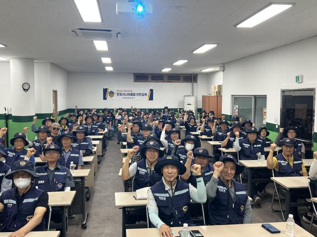 NSP통신-포항해양경찰서장는 지난 18일 포항 시니어클럽 소속 영일만 안전순찰대원을 대상으로 찾아가는 연안안전교실을 실시했다. (사진 = 포항해양경찰서)