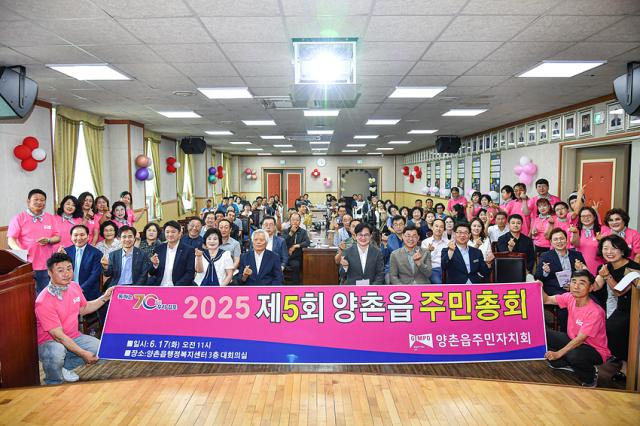 NSP통신-김병수 김포시장이 양촌읍 주민총회에 참석해 주민들과 소통하고 있는 모습. (사진 = 김포시)