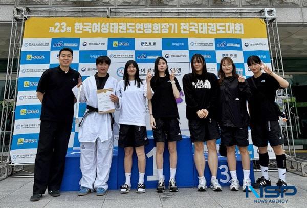 NSP통신-제23회 한국여성태권도연맹회장기 전국태권도대회를 마친 경주시청 여자태권도팀 선수들이 단체 기념촬영을 하고 있다. 사진 왼쪽부터 이상제 감독, 박주아, 황수진, 박수빈, 윤재은, 강다현, 김가현 선수 (사진 = 경주시)