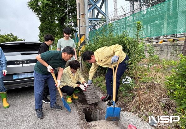 NSP통신-여수시와 한국산업단지공단이 여수산단 우수관로를 점검하고 있다. (사진 = 여수시)
