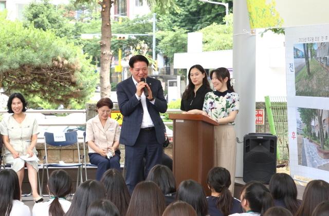 NSP통신-19일 오후 3시 20분 대안여중에서 열린 학교숲 완공 기념 행사에서 최대호 안양시장이 인사말을 하고 있다. (사진 = 안양시)