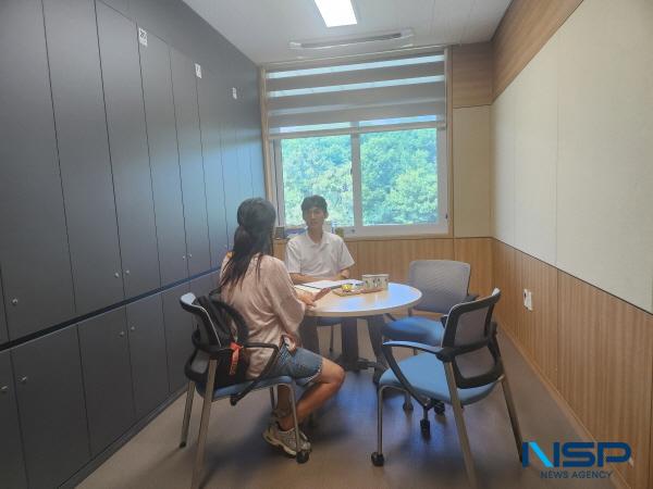 NSP통신-경산교육지원청 경산Wee센터는 지난 19일 상담실에서 학생, 학부모, 교사를 대상으로 경산Wee센터 정신과 전문의 자문을 실시했다. (사진 = 경산교육지원청)