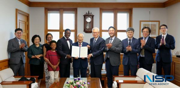 NSP통신-1812년에 설립된 미국 프린스턴 신학교(Princeton Theological Seminary)의 제8대 총장이자 설립 역사상 첫 흑인 총장인 조나단 리 월튼(Rev. Dr. Jonathan Lee Walton) 총장이 20일 계명대학교를 방문해 학술교류협정을 갱신하고 양 기관 간 향후 협력 방안을 논의했다. (사진 = 계명대학교)