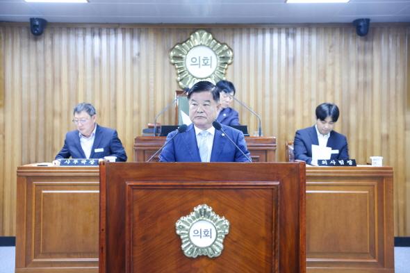 NSP통신-영주시의회 심재연 의원은 20일 열린 제293회 제1차 정례회 제3차 본회의에서 5분 자유발언을 통해 버스승강장·공원 벤치·야외체육시설 등 공공 편의시설의 체계적인 관리와 주민참여형 신고체계 도입의 필요성을 강조했다. (사진 = 영주시의회)