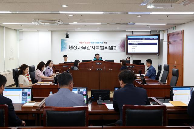 NSP통신-오산시의회 행정사무감사 특별위원회가 사무감사를 하고 있다. (사진 = 오산시의회)