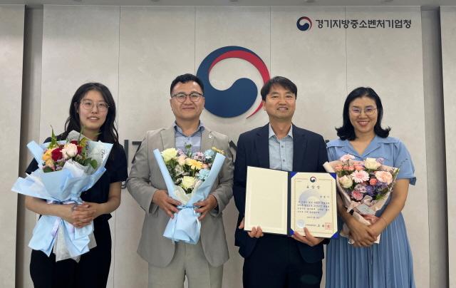 NSP통신-광명시가 소상공인 지원 공로로 경기중기청장상에 선정된 가운데 시 관계자들이 수상 기념촬영을 하고 있다. (사진 = 광명시)
