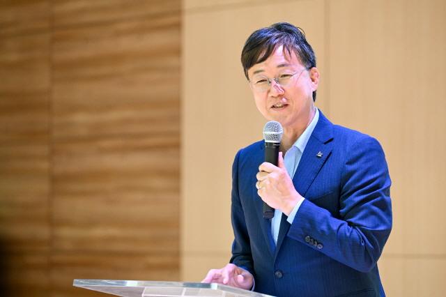 NSP통신-이민근 안산시장이 원곡초등학교 준공식에서 인사 발언을 진행하고 있다. (사진 = 안산시)