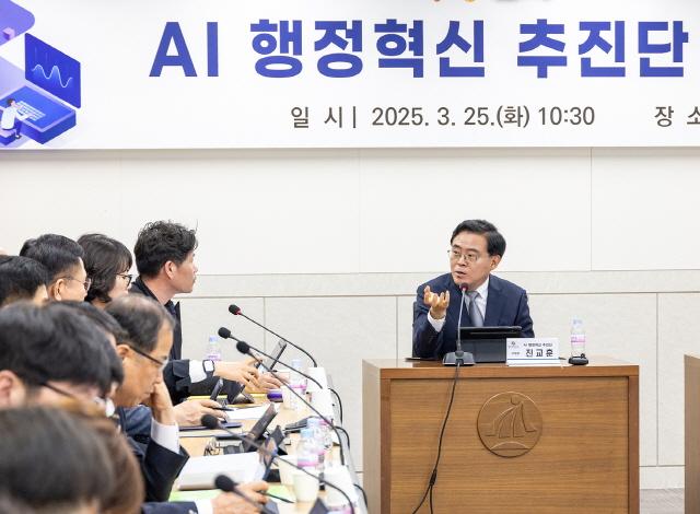NSP통신-진교훈 강서구청장(오른쪽)이 지난 3월 25일 구청 대회의실에서 열린 AI 행정혁신 추진단 회의에 참석해 민간 전문가와 AI 활용방안에 대해 대화하고 있다.