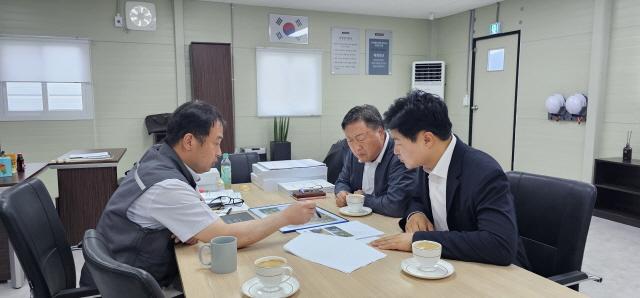 NSP통신-20일 이영주 경기도의원이 터널 굴착공사로 인해 발생한 지하수 고갈 문제를 점검하기 위해 옥정~포천 광역철도 1공구 건설공사 현장사무실을 방문했다. (사진 = 경기도의회)