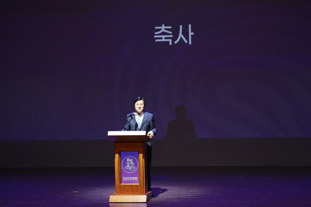 NSP통신-19일 경기아트센터 소극장에서 개최된 경기도여성가족재단 창립 20주년 기념식에서 문형근 경기도의회 여성가족평생교육위원회 위원장이 축사하는 모습. (사진 = 경기도의회)