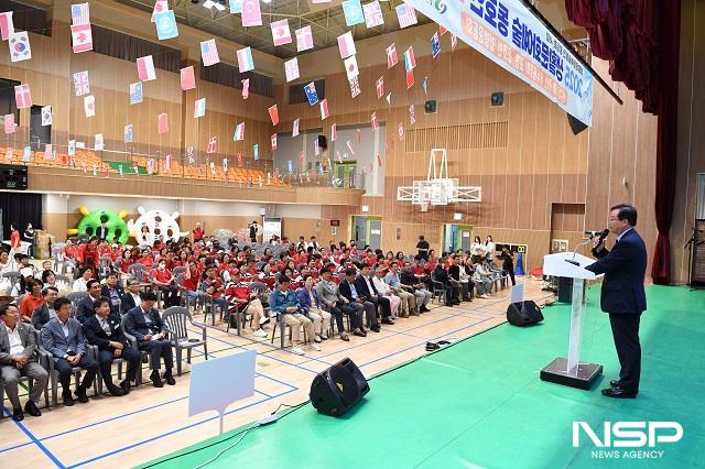 NSP통신-유희태 군수가 21일 생활문화예술동호인 400여 명이 함께한 2025 완주생문동 한마음 축제에서 인사말을 하고 있다. (사진 = 완주군)