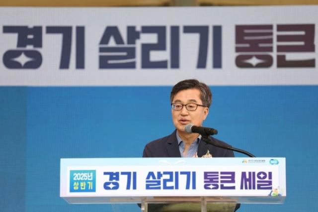 NSP통신-21일 오후 오산 오색시장에서 열린 2025 경기 살리기 통큰세일 행사에서 김동연 경기도지사가 인사말을 하고 있다. (사진 = 경기도)