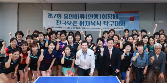 NSP통신-이상일 용인특례시장이 제7회 용인여류연맹 탁구대회 참석 탁구 동호인들과 기념촬영을 하고 있다. (사진 = 용인특례시)
