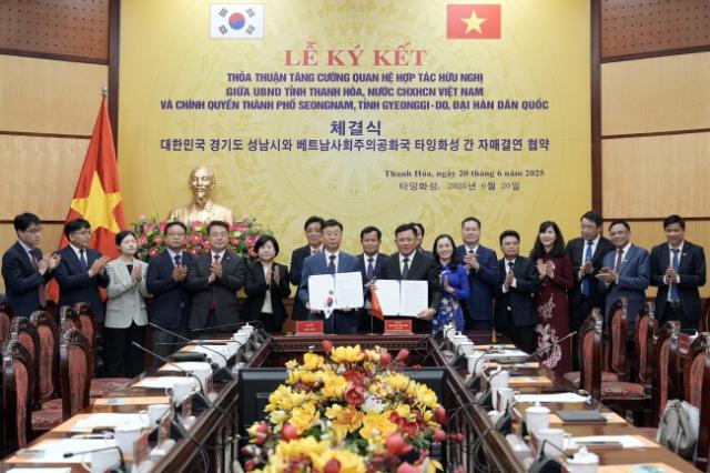NSP통신-신상진 성남시장과 베트남 타잉화성 인민위원회 응우옌 반 티 상임부성장이 타잉화성 인민위원회 청사에서 자매결연 협약식 기념촬영을 하고 있다. (사진 = 성남시)