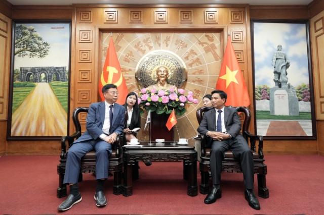 NSP통신-신상진 성남시장과 응우옌 조안 아인 타잉화성 당위원회 서기가 환담을 나누고 있다. (사진 = 성남시)