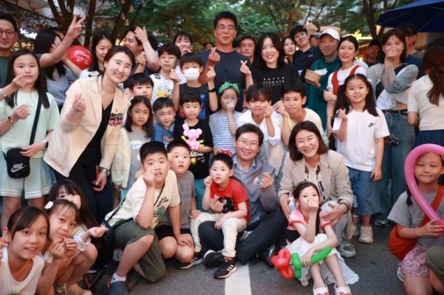 NSP통신-제1회 BOCA 커피 페스타 행사에서 이상일 용인특례시장이 시민 및 상인들과 기념촬영을 하고 있다. (사진 = 용인특례시)