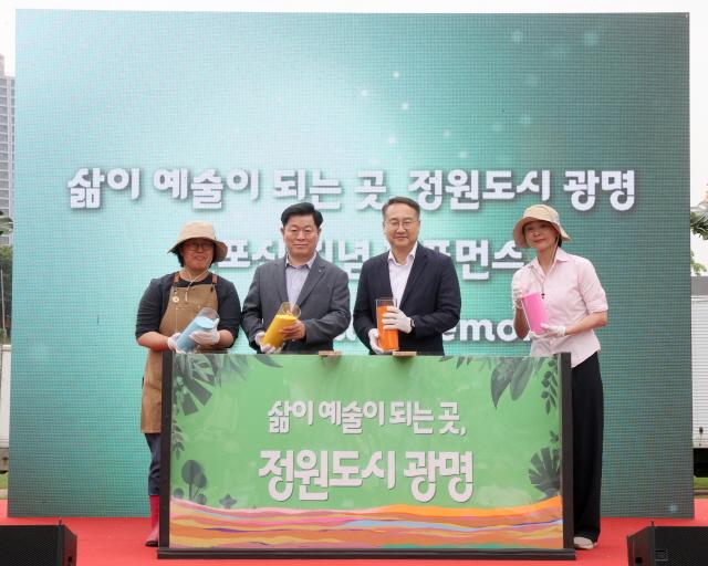 NSP통신-박승원 광명시장(왼쪽 두 번째)이 정원추진단과 함께 비전 선포 퍼포먼스 전 기념사진을 촬영하고 있다. (사진 = 광명시)