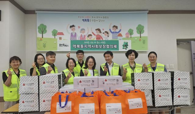 NSP통신-역북동 지역사회보장협의체 위원들이 지역 내 취약계층 25가구에 의료용품과 사랑의 꾸러미 전달에 앞서 기념촬영을 하고 있다. (사진 = 용인특례시)