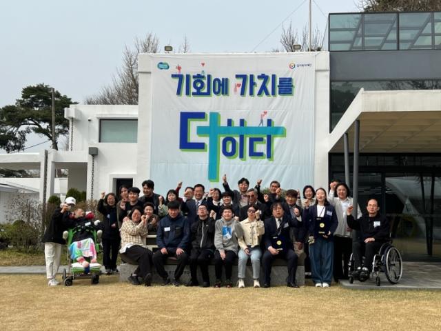 NSP통신-장애인기회소득 우수사례 시상식 기념촬영 모습. (사진 = 경기도)