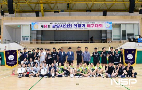 NSP통신-최대원 광양시의회 의장과 광양배구클럽과 나이스클럽 기념 찰영 (사진 = 광양시의회)
