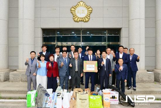 NSP통신-광양시 의원들과 직원들 아름다운 기부 행사 기증식 (사진 = 광양시의회)