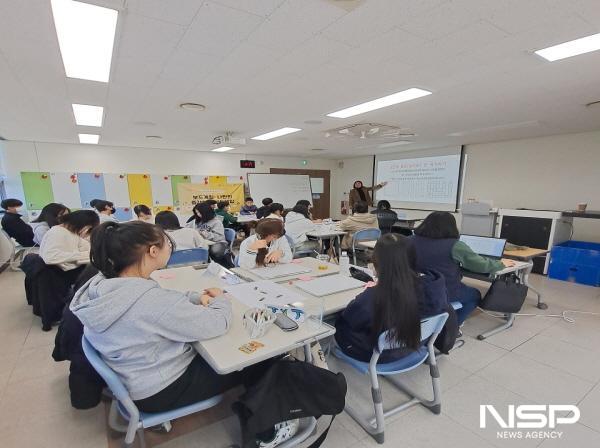 NSP통신-순천시 청소년들이 청소년문화의집에서 운영하는 디지털 새싹캠프 프로그램에 참여하고 있다 (사진 = 순천시)
