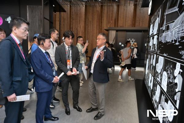 NSP통신-정기명 여수시장이 오사카·간사이 박람회에 전시된 콘텐츠를 둘러보며 각 전시관에 섬박람회 홍보 전단과 상징성이 담긴 기념품을 전달했다. (사진 = 여수시)