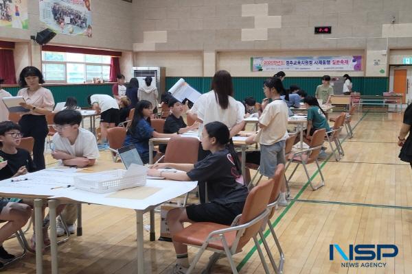NSP통신-경주교육지원청은 지난 20일 금장초등학교 강당에서 지역 내 초등학교 5~6학년 학생 40명과 지도교사 10명이 참가해 2025학년도 경주교육지원청 사제동행 질문 축제를 개최했다. (사진 = 경주교육지원청)