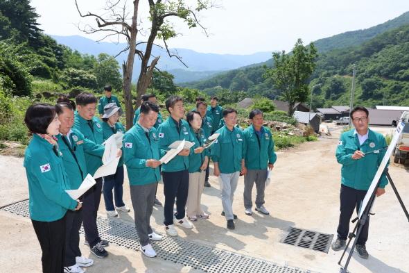 NSP통신-예천군의회 수해복구 사업장 현지 확인 실시, 2023년 수해 현장 복구 실태 점검, 발로 뛰는 현장 의정 펼쳐 (사진 = 예천군)