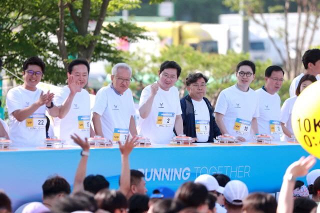 NSP통신-22일 이상일 용인특례시장이 시청 하늘광장에서 열린 용인마라톤 대회 개회식에 참석하고 있다. (사진 = 용인특례시)