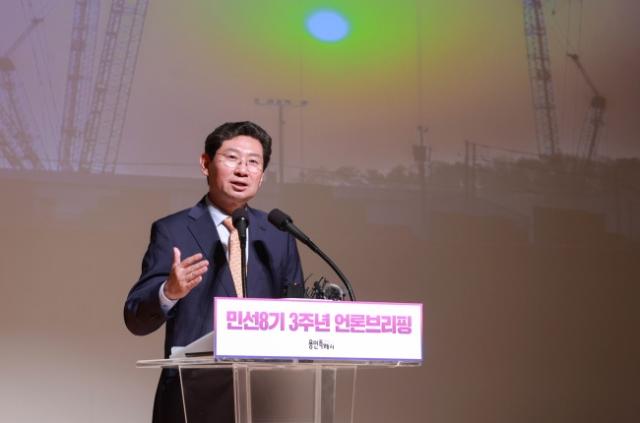 NSP통신-이상일 용인특례시장이 23일 시청 에이스홀에서 민선8기 3주년 언론브리핑을 하고 있다. (사진 = 용인특례시)