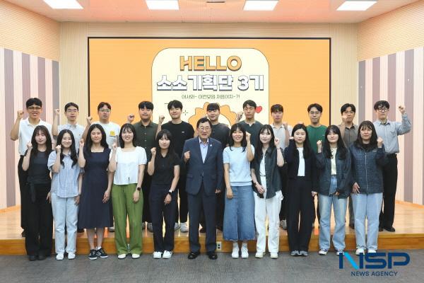 NSP통신-주낙영 경주시장이 지난 20일 시청 대회의실에서 열린 소소기획단 3기 발대식에서 MZ세대 직원들과 기념촬영을 하고 있다. (사진 = 경주시)