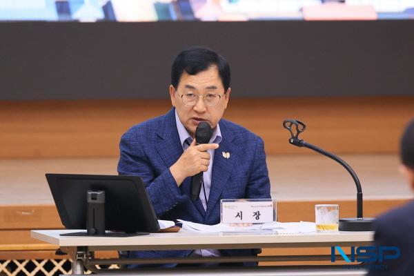 NSP통신-경주시는 23일 오전 시청 알천홀에서 주낙영 시장 주재로 2025년 6월 확대간부회의를 열어 민선 8기 3주년을 앞두고 시정 전반에 대한 성과를 점검하고 향후 과제를 공유했다. (사진 = 경주시)