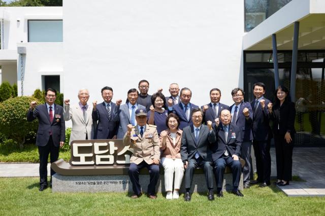 NSP통신-23일 오후 도담소에서 열린 경기도 보훈단체장 오찬 간담회에서 김동연 경기도지사와 도내 13개 보훈단체 경기도지부장 등이 기념촬영을 하고 있다. (사진 = 경기도)