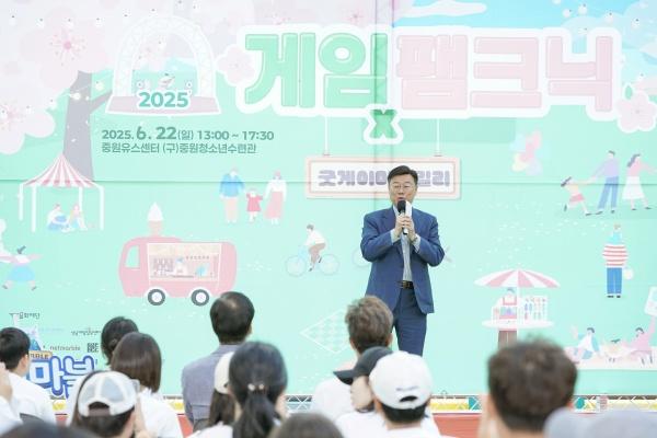 NSP통신-신상진 성남시장이 22일 중원유스센터에서 열린 2025 게임팸크닉(GAME FAMily piCNIC) 행사에서 인사말을 하고 있다. (사진 = 성남시)