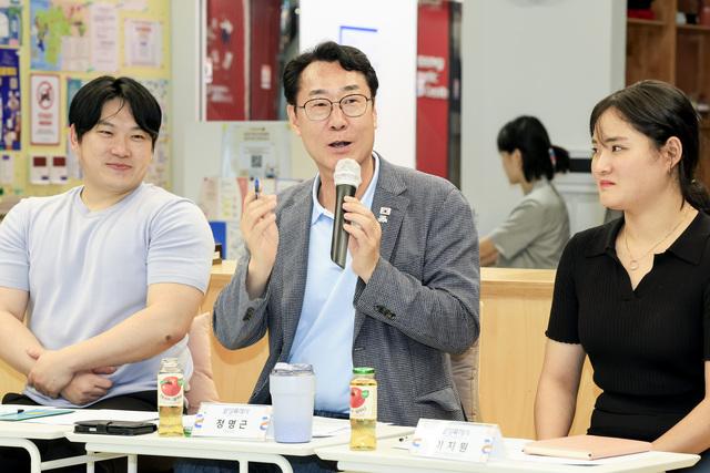 NSP통신-21일 정명근 화성시장(가운데)이 청년과의 소통 간담회에서 발언을 하는 모습. (사진 = 화성시)