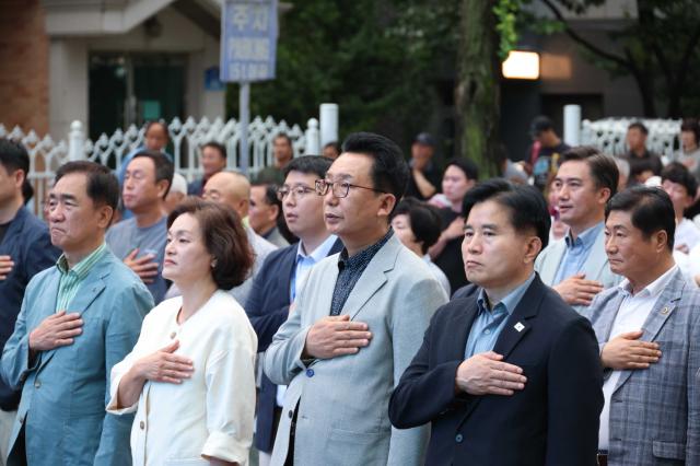 NSP통신-제20회 한미친선 한마음축제에서 국민의례하는 내·외빈. (사진 = 평택시의회)