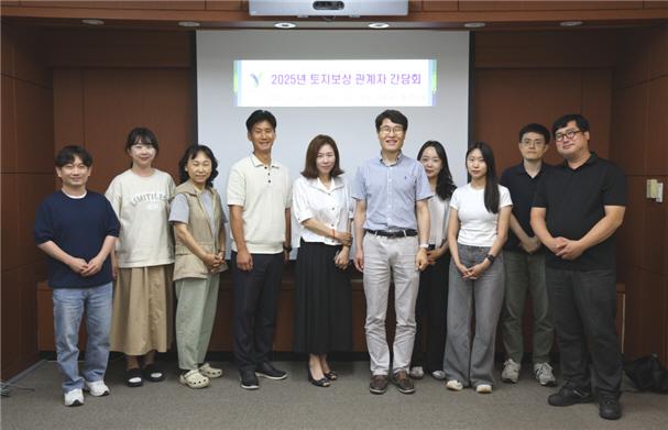 NSP통신-2025년 토지보상 관계자 간담회에 참석한 담당자들 기념촬영 모습. (사진 = 용인도시공사)