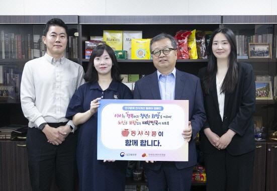 NSP통신-동서식품 김광수 대표와 임직원들이 기념사진을 촬영하고 있다 (사진 = 동서식품 제공)