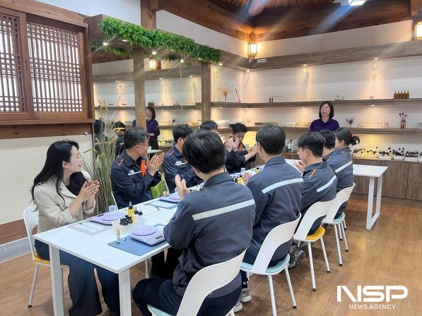 NSP통신-지난 19일 한화에코텍 대표이사를 비롯해 실무자들이 순천만국가정원에서 테라피가든 체험을 하고 있다 (사진 = 순천시)