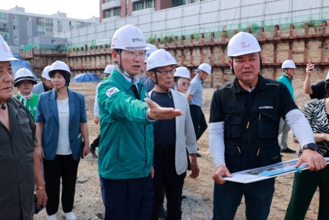 NSP통신-23일 옛 기흥중 부지에 추진 중인 다목적체육시설 건설 현장에서 이상일 시장이 현장 점검을 하고 있다. (사진 = 용인특례시)
