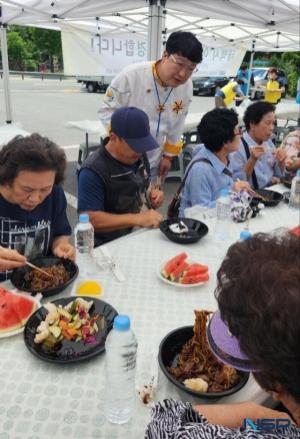 NSP통신-23일 한국외식조리협회가 태백시에서 어르신 300여 명을 초청해 정성껏 준비한 음식을 대접하는 재능기부 봉사활동을 진행했다. (사진 = 김종식 기자)