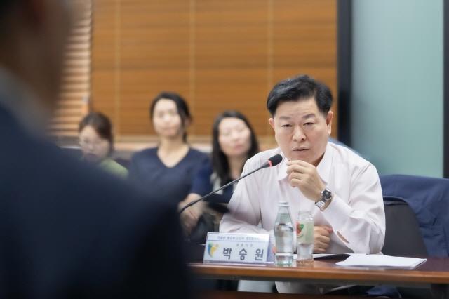 NSP통신-23일 서울 금천구청에서 개최된 안양천 명소화·고도화 행정협의회 총회에서 박승원 광명시장이 발언하는 모습. (사진 = 광명시)