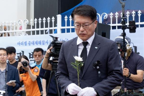 NSP통신-24일 오전 김대순 행정2부지사가 경기도 화성 화재사고 현장 앞에서 열린 경기도 전지공장 화재 사고 1주기 추모제에서 공양의식을 하고 있다. (사진 = 경기도)