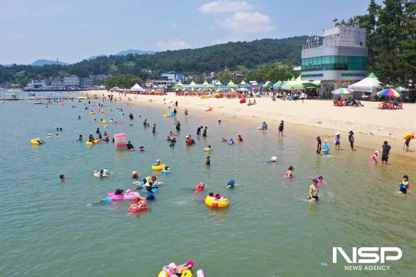 NSP통신-피서객들이 보성율포솔밭해수욕장에서 즐거운 여름 휴가를 즐기고 있다. (사진 = 보성군)
